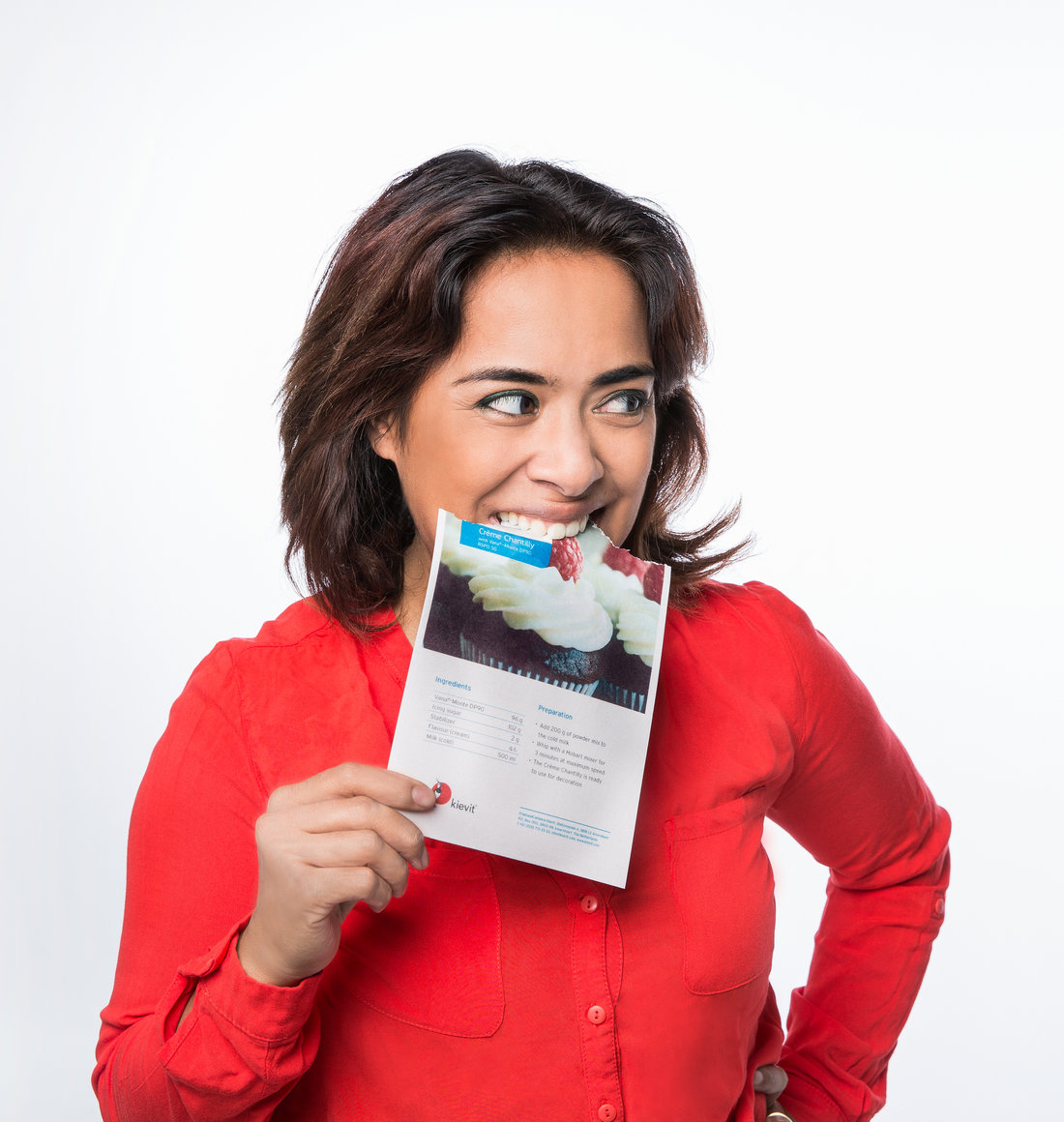 Vrouw neemt een hap van een eetbare flyer van Flyers2Eat