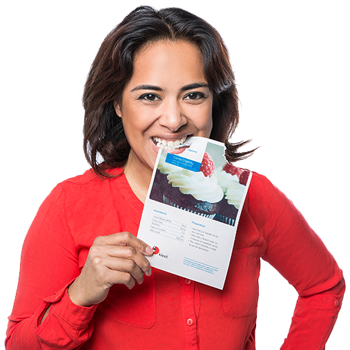 Vrouw bijt in een eetbare flyer van Flyers2Eat
