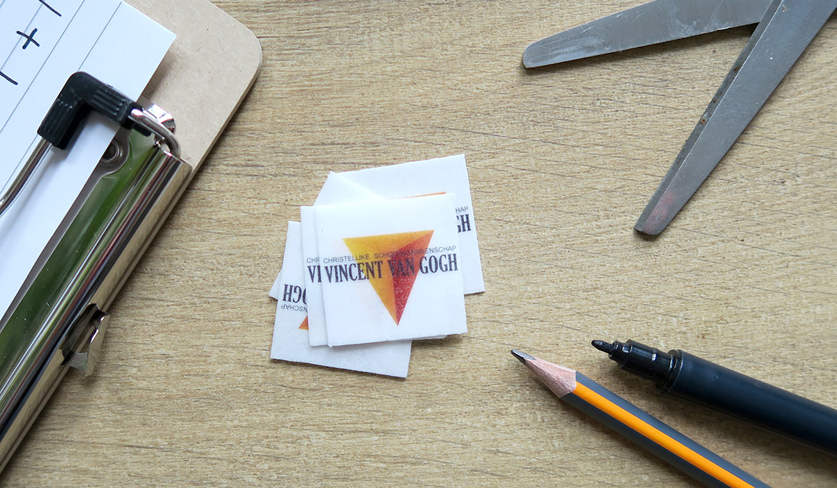 Eetbare labels met logo, op maat gesneden