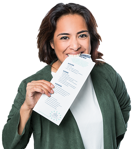 Vrouw bijt in een eetbare menukaart van Flyers2Eat