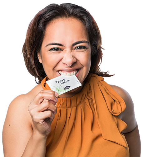 Vrouw bijt in een eetbaar visitekaartje van Flyers2Eat
