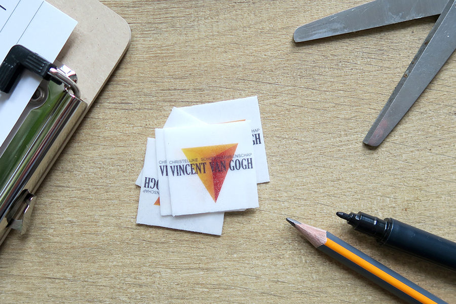 Gesneden eetbare vierkantjes met schoollogo